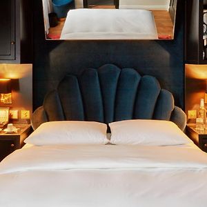 Camera petite con letto king size